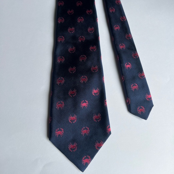 Vineyard Vines Crab Pattern Silk Tie - Picture 2 of 7